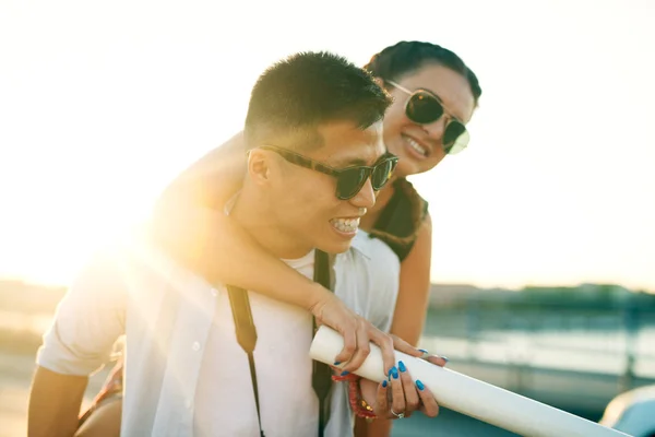 Jonge Gelukkige Paar Met Plezier Bij Zonsondergang Zonnebril — Stockfoto