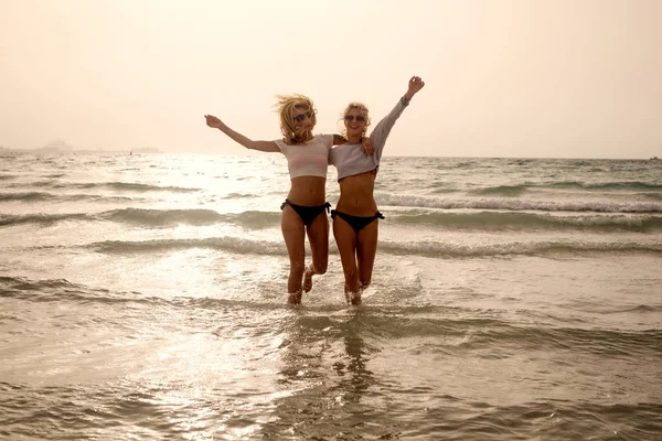 바다에서 재미 두 여자 — 스톡 사진