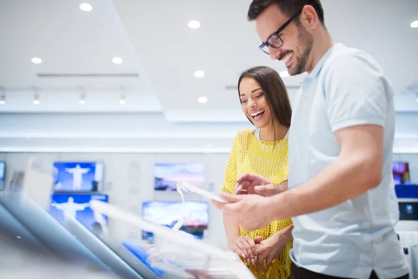 Joven pareja en technics tienda — Foto de Stock