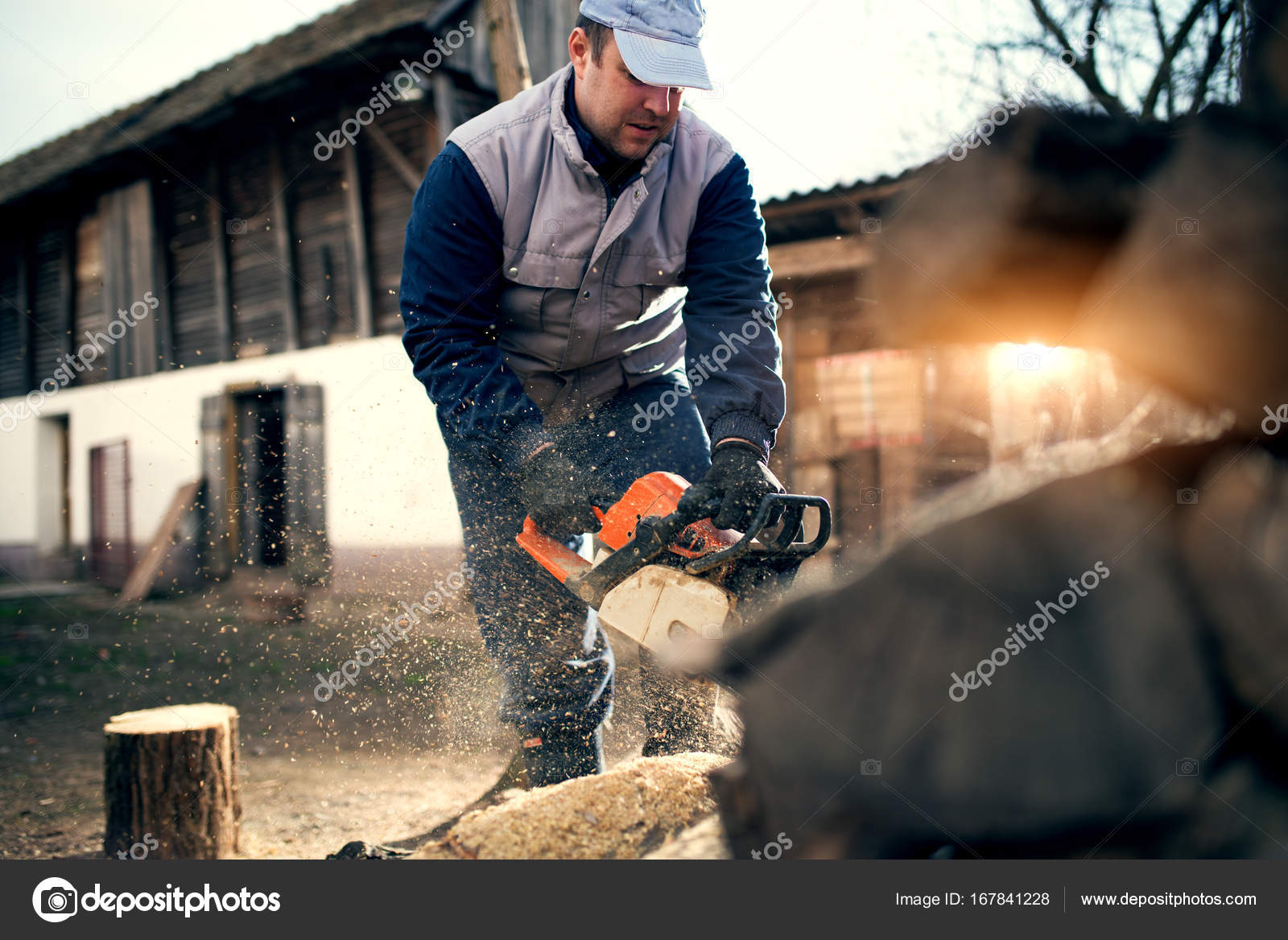 Professional Lumberjack Chainsaw Sawing Timber — Stock Photo