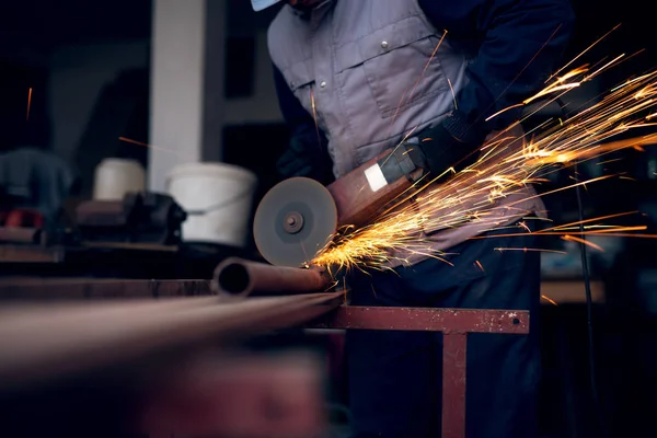 Professional Worker Using Electric Wheel Grinding Steel Structure Factory — Stock Photo, Image