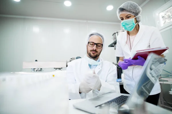 Cientistas que verificam a qualidade do produto cosmético — Fotografia de Stock