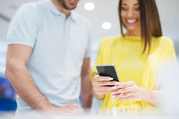 Jeune couple en magasin technique — Photo