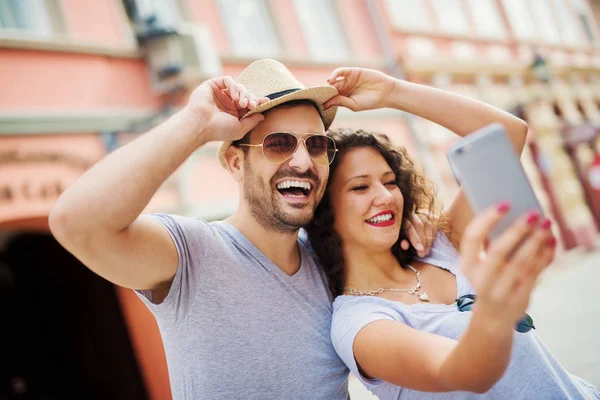 Pareja viajando por la ciudad — Foto de Stock