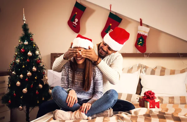 Lyckliga par njuter av julen — Stockfoto