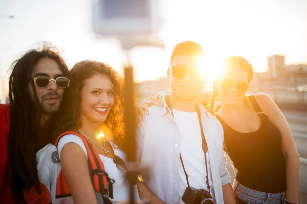 Grupo de amigos felices que viajan por la ciudad — Foto de Stock