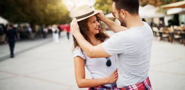 Pareja viajando por la ciudad —  Fotos de Stock