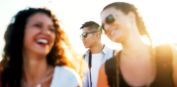 Amigos felizes viajando juntos — Fotografia de Stock