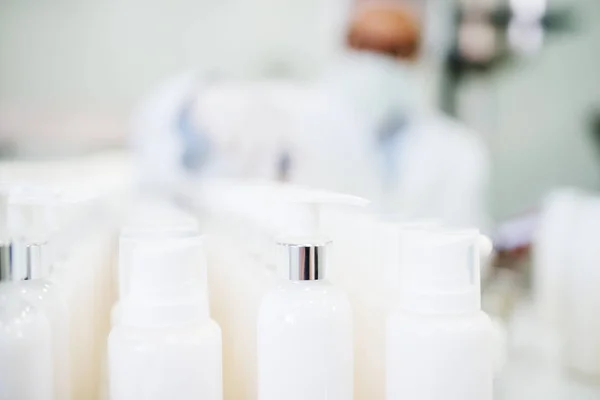 現代の臨床実験室で白い化粧品ボトル — ストック写真