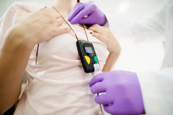 Jovem Mulher Vestindo Holter Monitor Dispositivo Enquanto Médico Verificando Seu — Fotografia de Stock