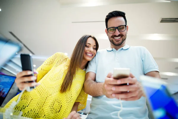 Joven pareja en technics tienda — Foto de Stock