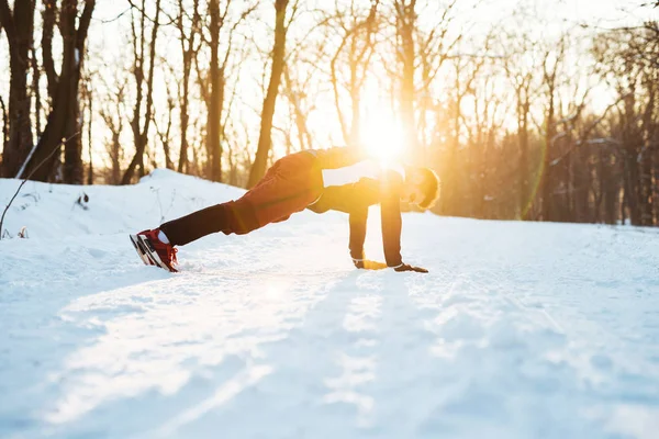 눈 덮인 공원에서 운동 하는 스포츠에서 남자 — 스톡 사진