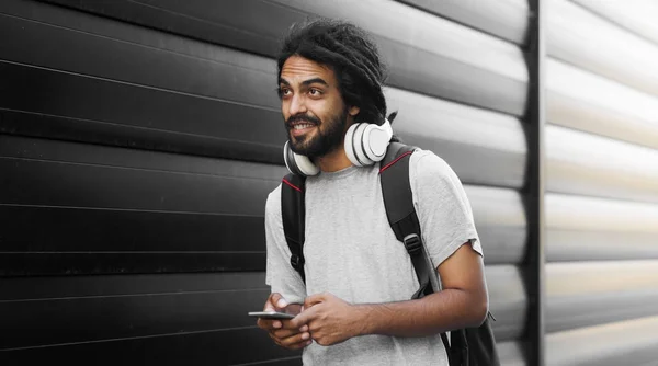 Smartphone kullanarak dreadlocks ile genç adam — Stok fotoğraf