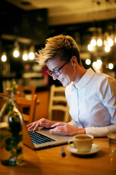 Perempuan pengusaha muda mengetik di laptop — Stok Foto