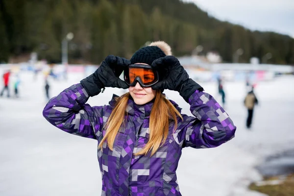 Kayak Kış Kayak Merkezi Gözlüklü Genç Gülümseyen Kadın Portresi — Stok fotoğraf