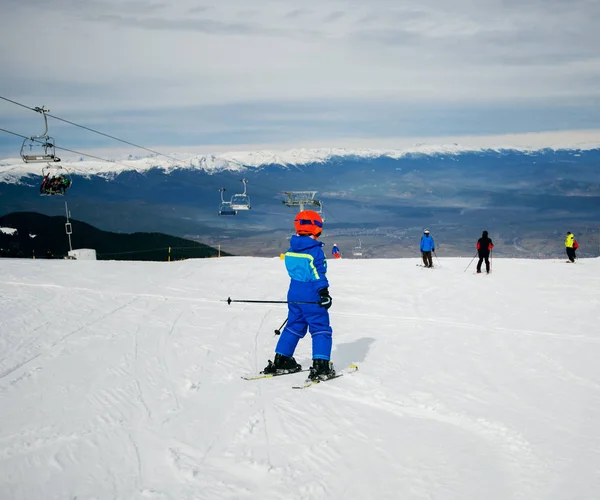 Niño Esquiando Montañas Nevadas Con Equipo Seguridad —  Fotos de Stock