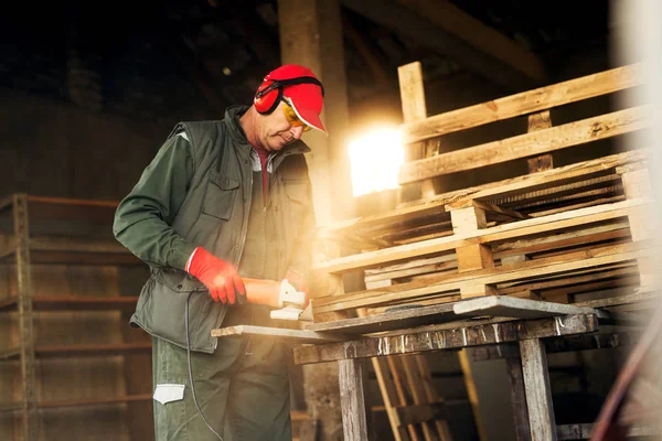 Senior Carpenter Mundurze Profesjonalny Pracy Narzędziem Szlifierki Elektryczne Warsztacie — Zdjęcie stockowe