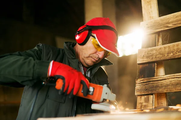 A műhelyben dolgozó vezető carpenter — Stock Fotó
