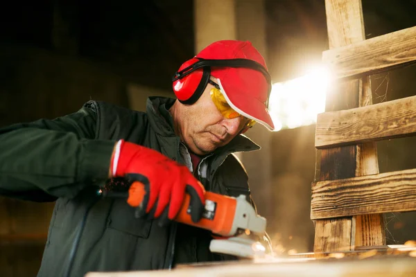 Schreinermeister arbeitet in Werkstatt — Stockfoto