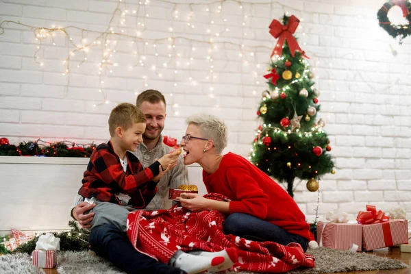 Família feliz celebrando o Natal — Fotografia de Stock