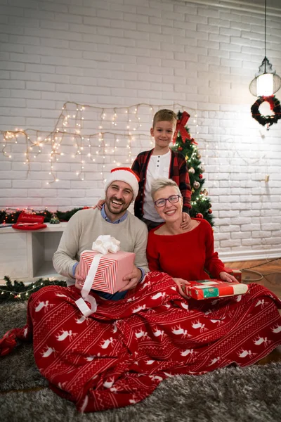 크리스마스를 축하하는 행복 한 가족 — 스톡 사진