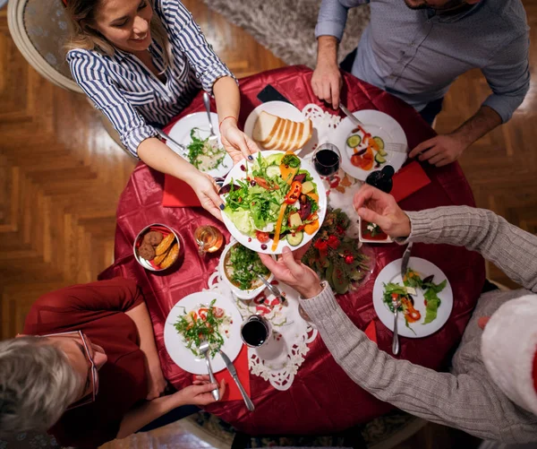 Amigos felizes celebrando o Natal — Fotografia de Stock