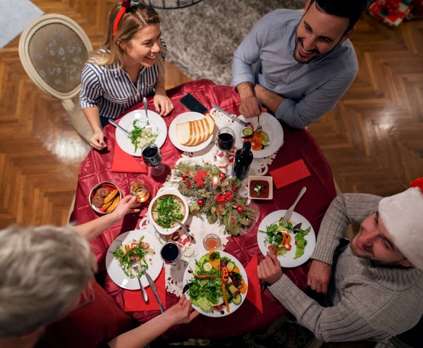 Amigos felices celebrando la Navidad —  Fotos de Stock