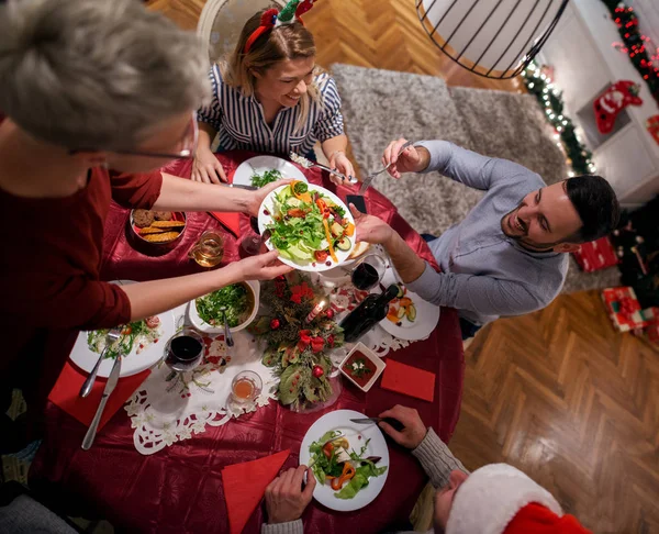 Amigos felizes celebrando o Natal — Fotografia de Stock