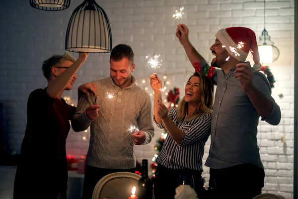 Amigos felices celebrando la Navidad — Foto de Stock