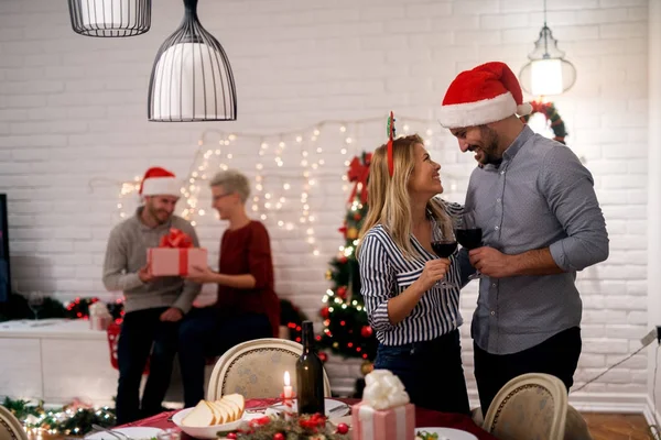 Amigos felizes celebrando o Natal — Fotografia de Stock