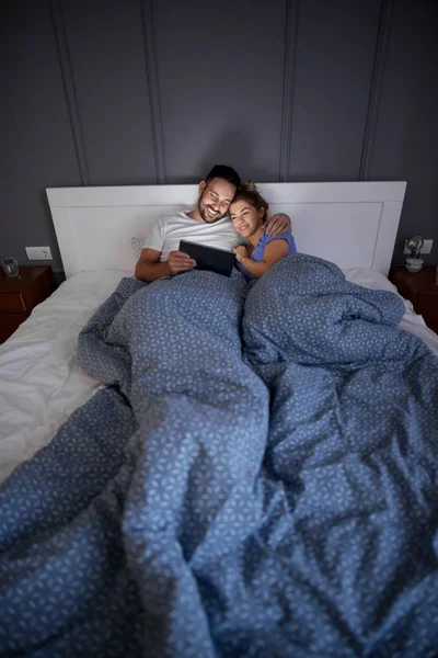 Aşk çift yatakta yatan — Stok fotoğraf