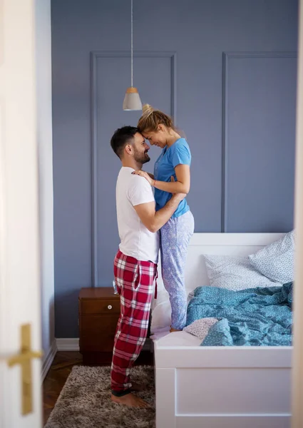 Liefde paar knuffelen in slaapkamer — Stockfoto