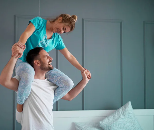 Gelukkige paar met plezier in de slaapkamer — Stockfoto