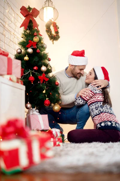 Glückliches Paar in der Nähe des Weihnachtsbaums — Stockfoto