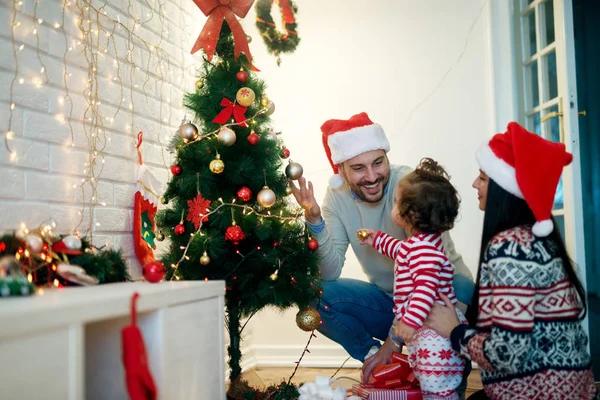 父母和小女儿庆祝圣诞节 — 图库照片