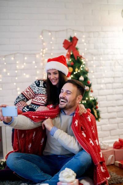 Casal feliz perto da árvore de Natal — Fotografia de Stock