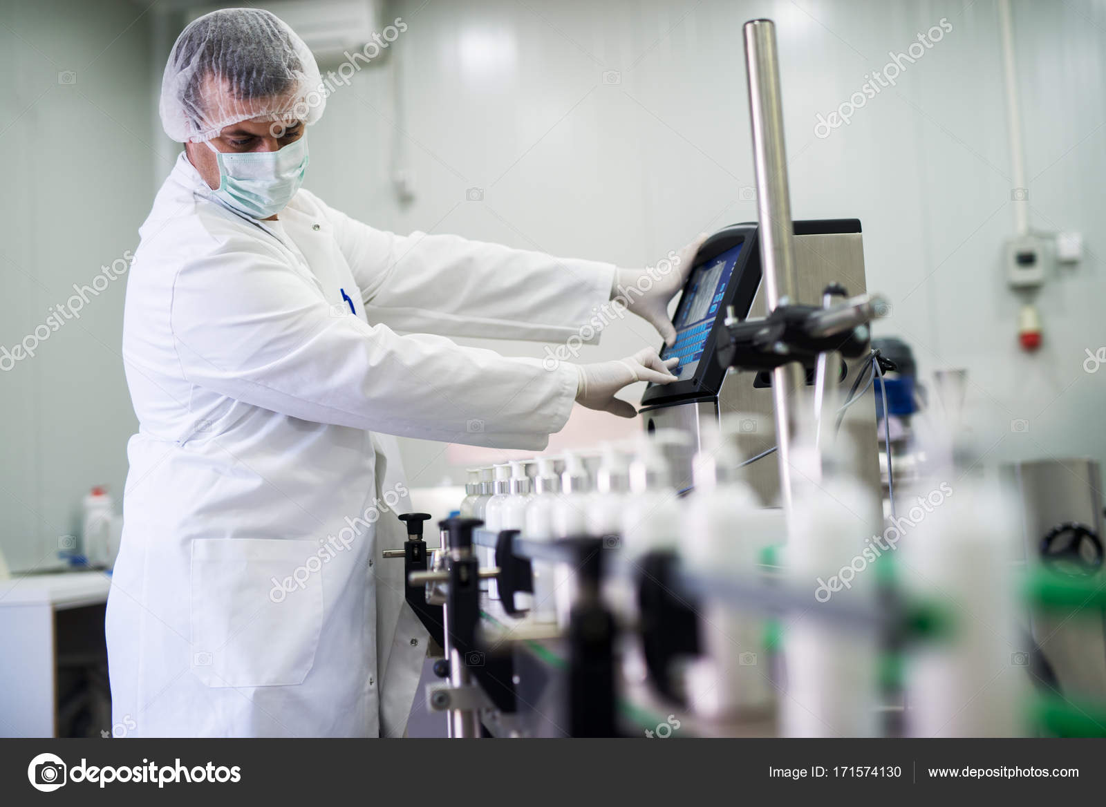 В лаборатории стояли 25 столов с ящиками в одних столах - 83 фото