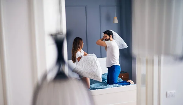 Gelukkige paar met plezier in de slaapkamer — Stockfoto