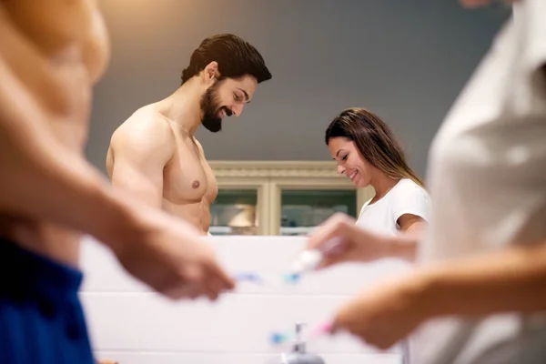 Liefde paar in badkamer — Stockfoto