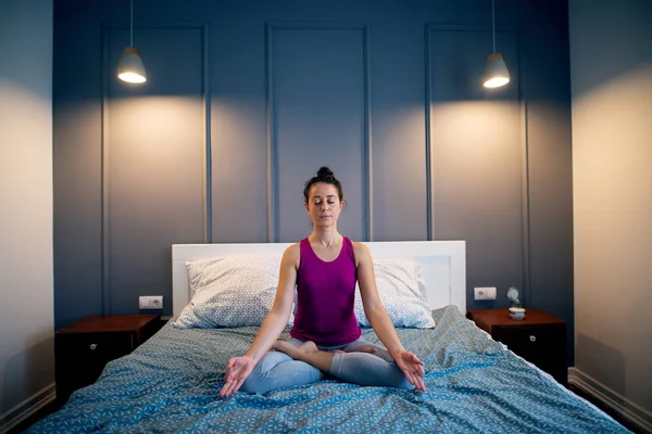 Femme faisant méditation de yoga — Photo