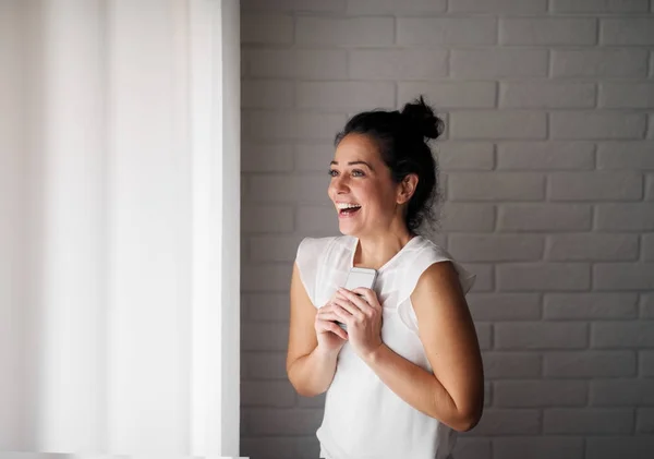 Vzrušený Šťastná Žena Stojící Okna Domácí Hospodářství Smartphone — Stock fotografie