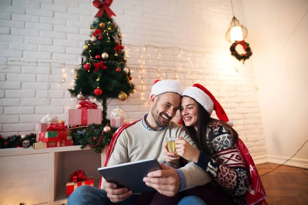 Casal sorrindo com tablet pc no Natal — Fotografia de Stock