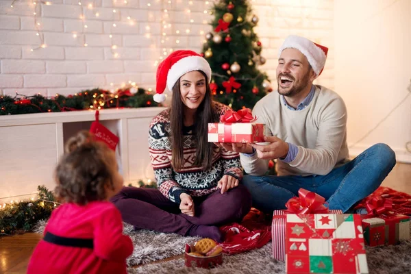 Родители и маленькая дочь празднуют Рождество — стоковое фото