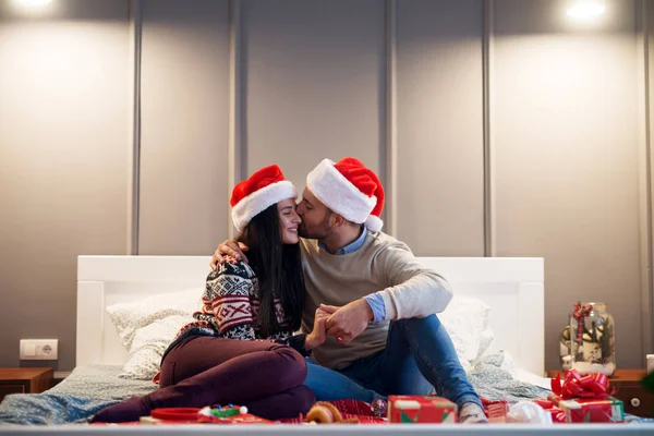 Liebespaar feiert Weihnachten — Stockfoto