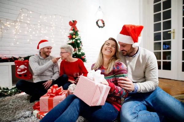 Amigos felizes celebrando o Natal — Fotografia de Stock