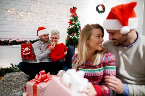 Amigos felizes celebrando o Natal — Fotografia de Stock