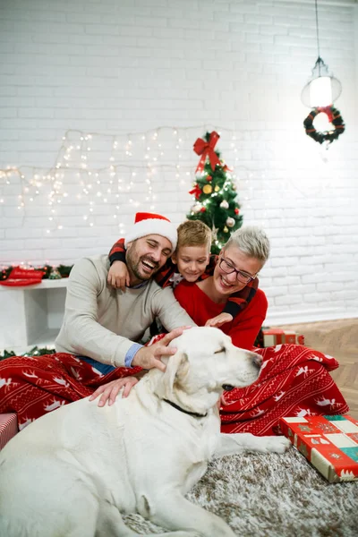 Familie feiert Weihnachten mit Hund — Stockfoto