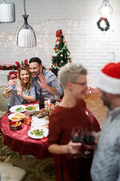 Glada vänner firar jul — Stockfoto