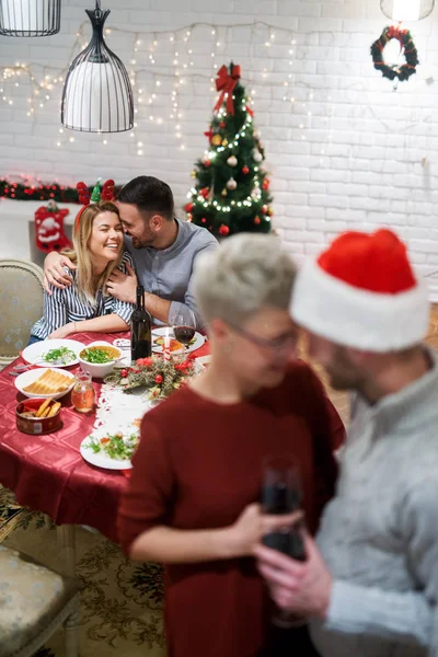 Happy přátelé slaví Vánoce — Stock fotografie