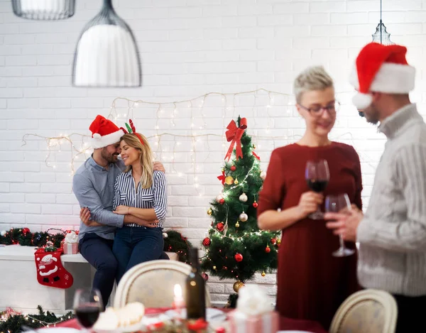 Amigos felizes celebrando o Natal — Fotografia de Stock